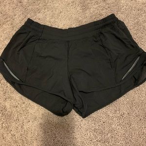 Lululemon hottie hot shorts 2.5”